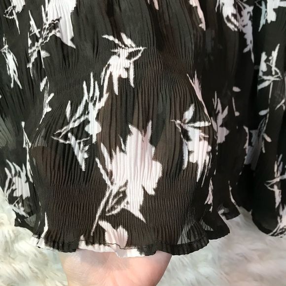 ❤️SALE❤️Bobeau Blouse Sheer cold shoulder Black & White, ruffle sleeves, size L - Picture 8 of 12